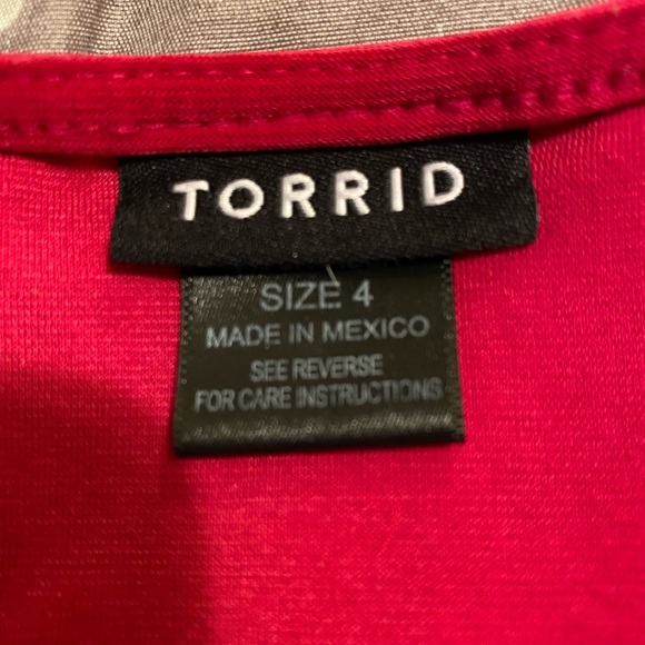 Torrid cold shoulder side-rouched magenta top sz 4 GUC - Picture 5 of 6